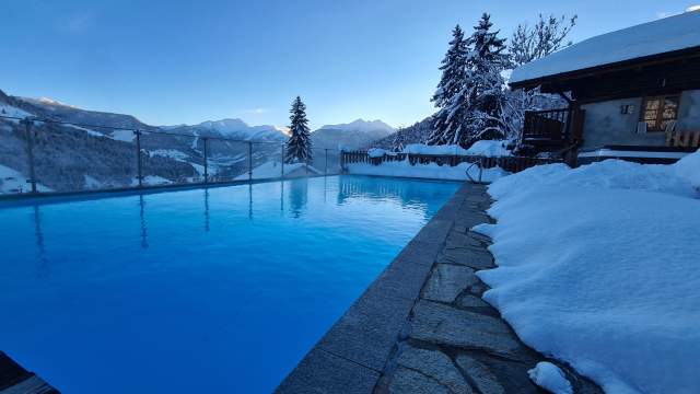 Piscine en hiver avec vue sur la vallée