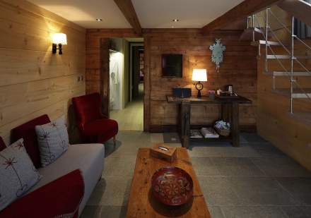 Salon Mazot de l'Hotel Spa en Savoie avec vue sur les montagnes aux Saisies