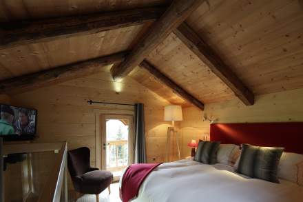 Chambre mazot grenier de l'Hotel Spa en Savoie avec vue sur les montagnes aux Saisies