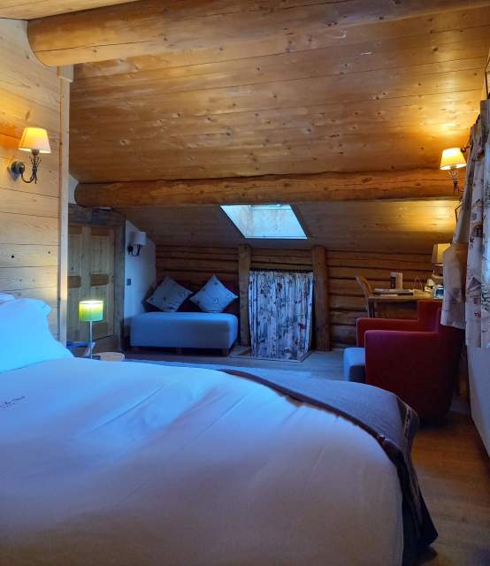 Chambres de l'Hotel Spa en Savoie avec Jacuzzi, Piscine et Vue sur le Mont Blanc près des Les Saisies