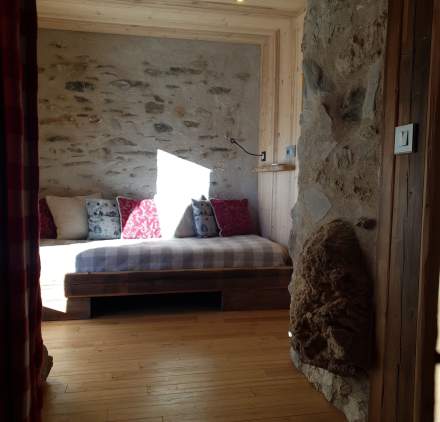 Banquette suite de l'Hotel Spa en Savoie avec vue sur les montagnes aux Saisies