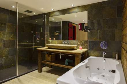 Salle de bain Mazot de l'Hotel Spa en Savoie avec vue sur les montagnes aux Saisies