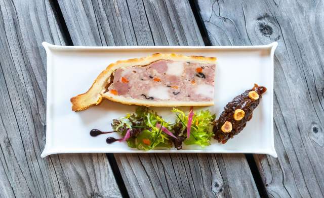 Pâté en croûte maison dans le restaurant la Ferme du Chozal à Hauteluce en Savoie