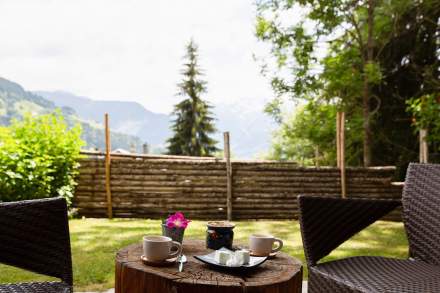 suite terrasse de l'Hotel Spa en Savoie avec vue sur les montagnes aux Saisies