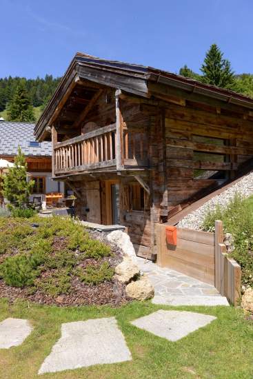 vue été de l'Hotel Spa en Savoie avec vue sur les montagnes aux Saisies