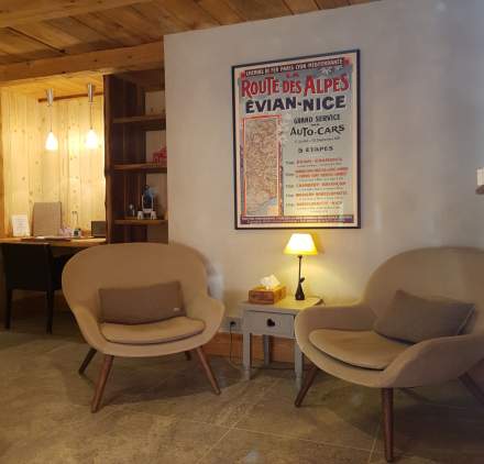 Salon suite de l'Hotel Spa en Savoie avec vue sur les montagnes aux Saisies