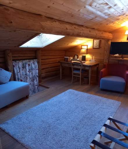 Salon chambre7 de l'Hotel Spa en Savoie avec vue sur les montagnes aux Saisies