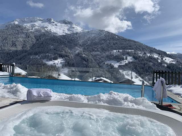 Piscine et Jacuzzi de l'Hotel Spa en Savoie et Vue sur le Mont Blanc près des Les Saisies