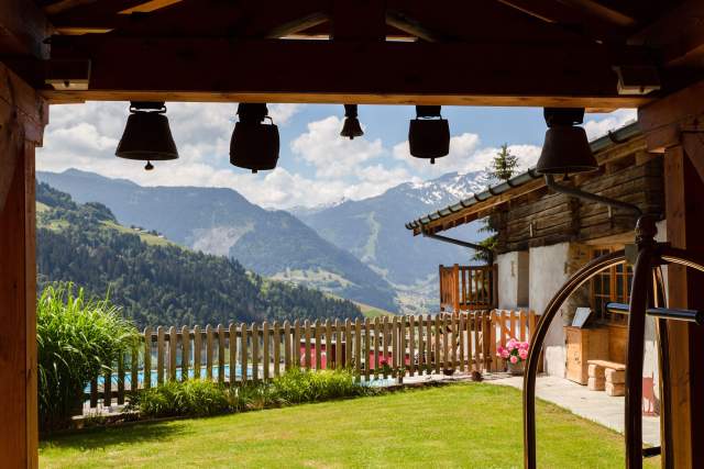 Vue depuis l'Hotel La Ferme du Chozal en Savoie avec Jacuzzi, Piscine et Vue sur le Mont Blanc près des Les Saisies