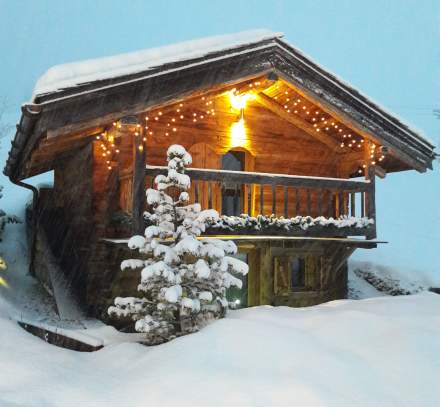 Grenier, mazot de l'Hotel Spa en Savoie avec vue sur les montagnes aux Saisies